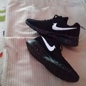 Women's tennis shoes